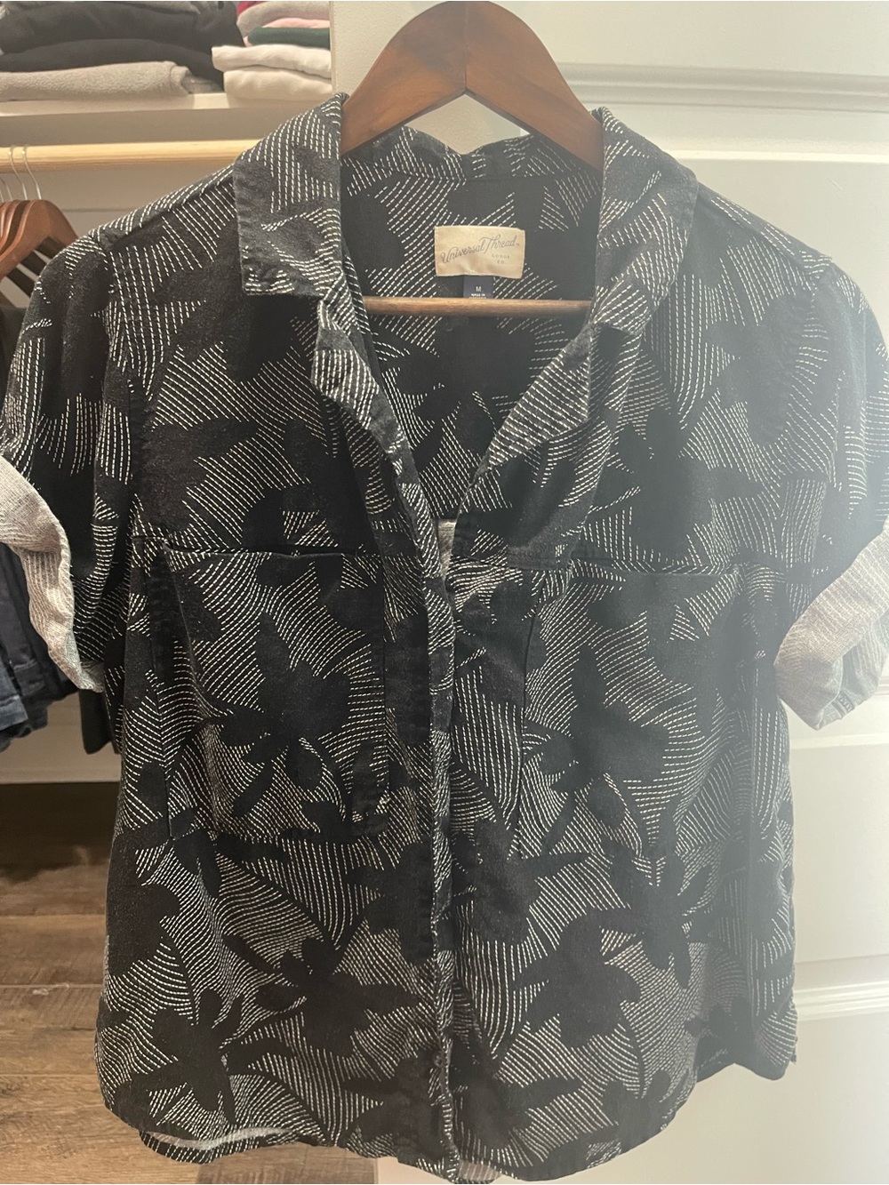 Universal Thread Black & White Floral Short-Sleeve Button-Down Shirt Unissex